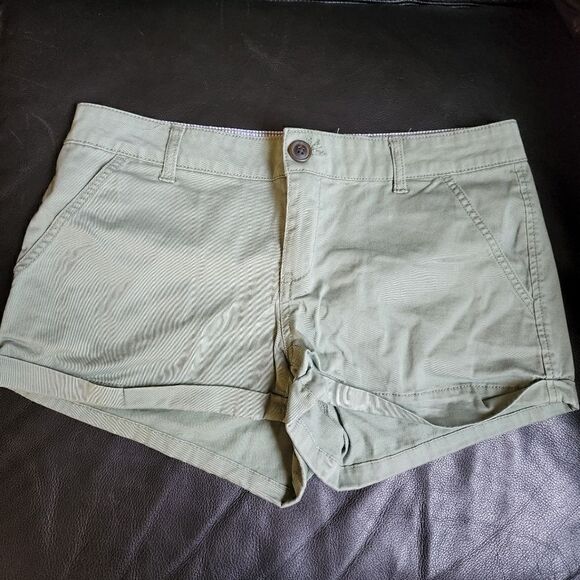 SO size 11 green shorts. Button closure and Cuffed hem. Measures approx 34 waist - Picture 1 of 4